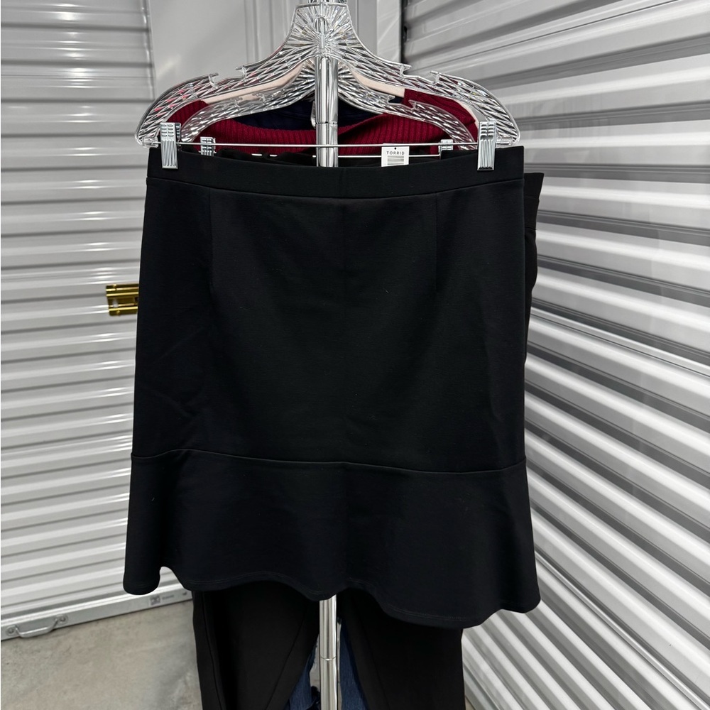Loft | Panel Skirt in Black | size 24 - Picture 1 of 3